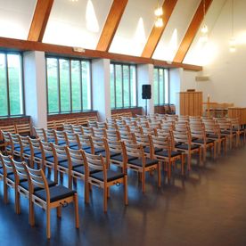 Nidaros stoler med ryggspiler på rekke og rad i Hjelme kirke