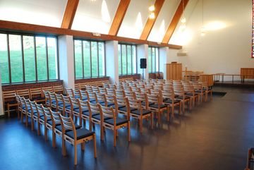 Nidaros stoler med ryggspiler på rekke og rad i Hjelme kirke