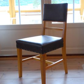 Nye stoler for Norske Museumstog med sort skinntrekk på øverste delen av ryggen på stolen og setet.