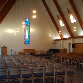 Nidaros stoler med ryggspiler på rekke og rad i Hjelme kirke