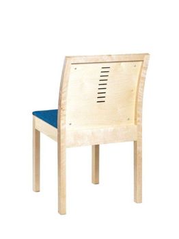 Finera stol i hvitt tre med hel rygg og blått stoff på rygg og sete
