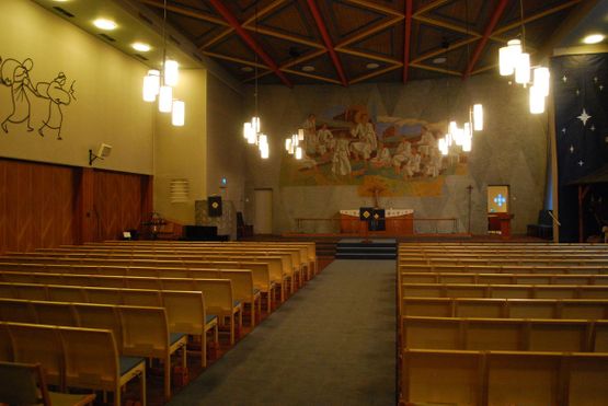 Finera stoler på rekke og rad inne i Tosen kirke