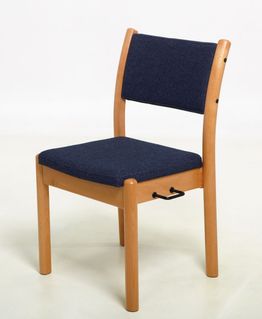Nidaros stol med stoppa rygg i blått stoff