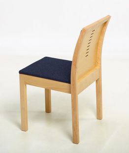 Finera stol i lyst tre med hel rygg og blått stoff på rygg og sete