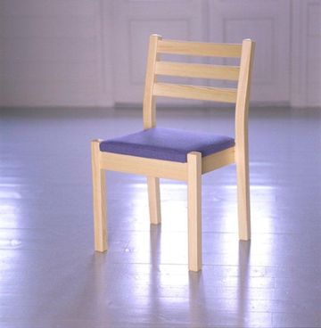 En stol av lyst tre med et lyseblått sete i stoff
