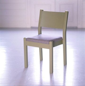 En stol av lyst tre med en hel rygg og et sete grått stoff