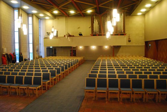 Finera stoler på rekke og rad inne i Tosen kirke tatt fremme i kirken med utsikt til orgelet i kirken
