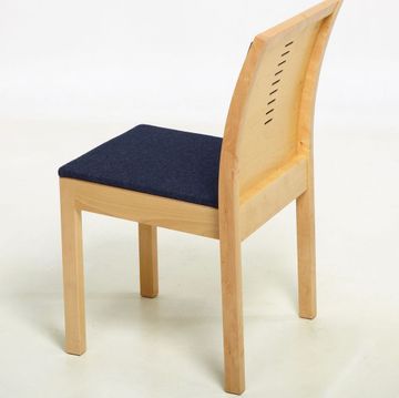 Finera stol i lyst tre med hel rygg og blått stoff på rygg og sete