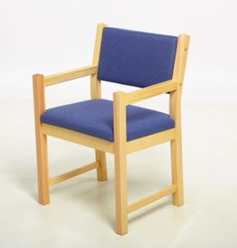 En stol av lyst tre med armstøtte samt rygg og sete i blått stoff