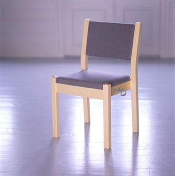 En stol av lyst tre med grått stoff brukt til stol ryggen og setet