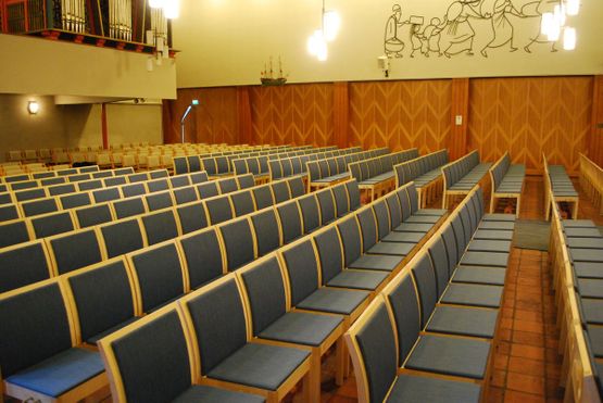 Finera stoler på rekke og rad inne i Tosen kirke