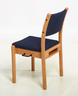 Nidaros stol med stoppa rygg i blått stoff
