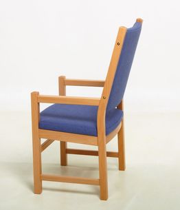 En stol av varmt tre med armstøtte samt en høy rygg og sete i blått stoff