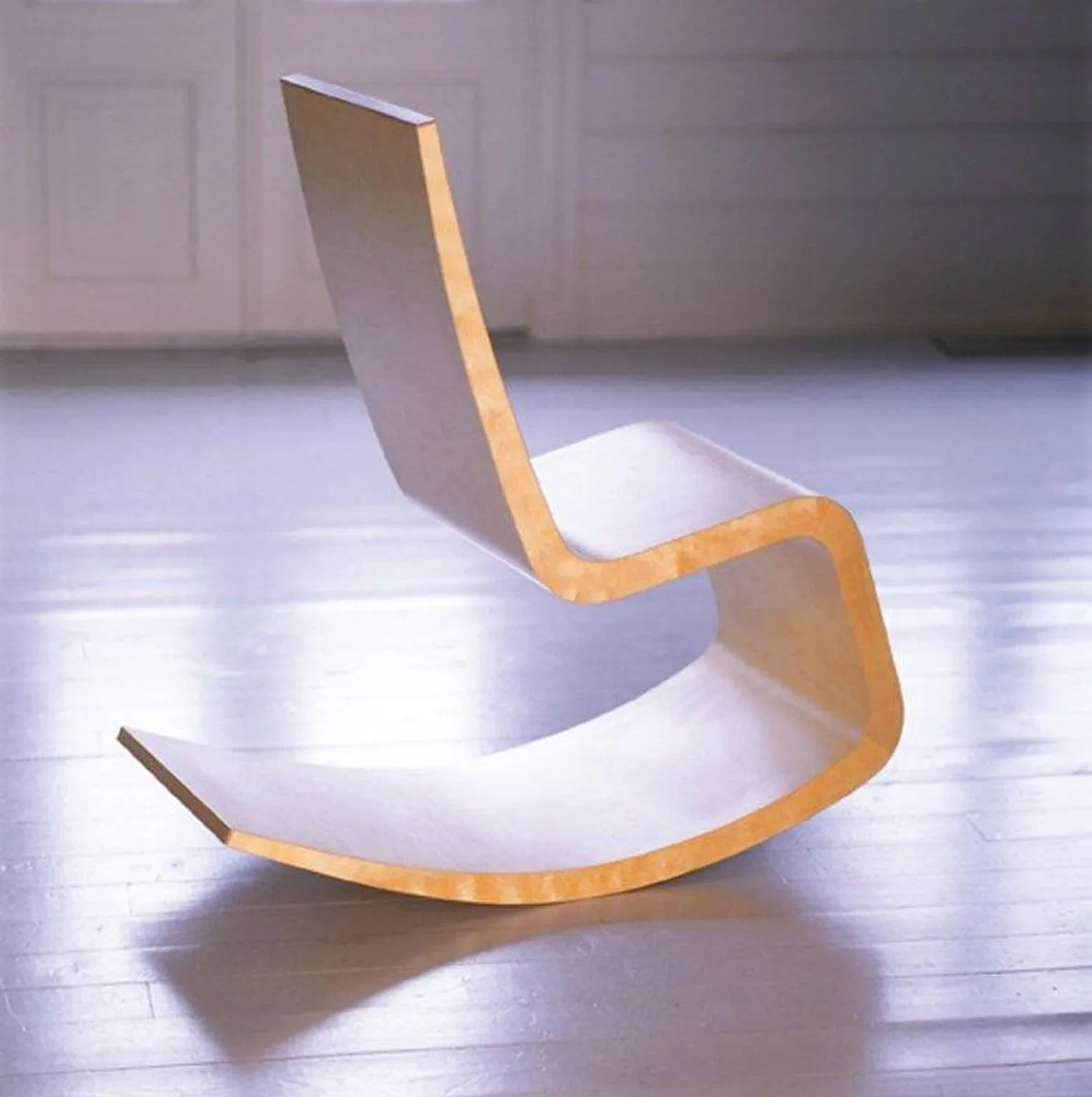 Prototype av en gyngestol designet av Terje Meyer