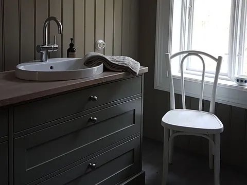 Diverse spesiallagde møbler som er laget til et hus med landlig stil som står i stil med resten av huset både utvendig og innvendig 