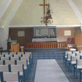 Stoler levert av Fyresdal Tre AS i blått og hvitt inne i Herad kirke