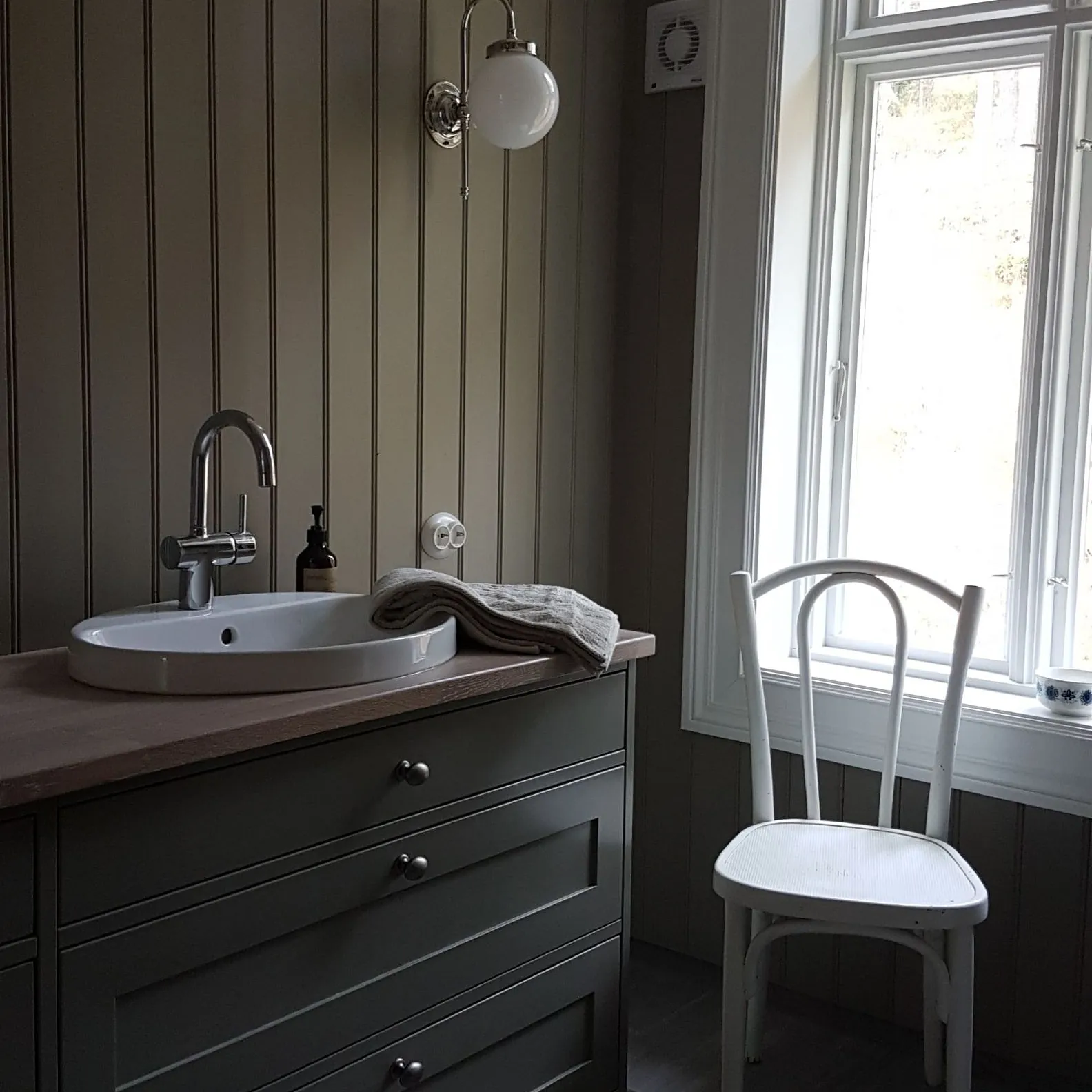 Diverse spesiallagde møbler som er laget til et hus med landlig stil som står i stil med resten av huset både utvendig og innvendig 