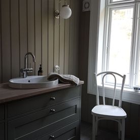 Diverse spesiallagde møbler som er laget til et hus med landlig stil som står i stil med resten av huset både utvendig og innvendig 
