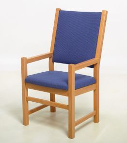 En stol av varmt tre med armstøtte samt en høy rygg og sete i blått stoff